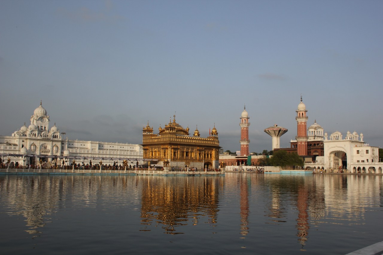 Amritsar, le temple d’or – de jour et de&nbsp;nuit.